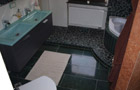 Badezimmer mit Marmorfliesen und Polygonalplatten Verde Guatemala